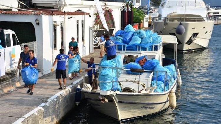 Marmaris’te çevreci çift, koylarda 14 saatte, 10 ton çöp topladı