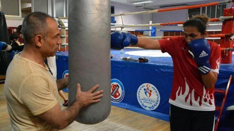 Milli boksör Elif Güneri, dünya şampiyonasına polis olan antrenörüyle hazırlanıyor