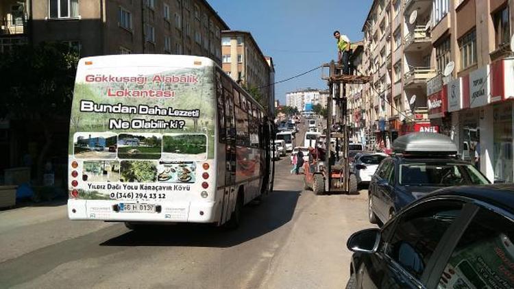 Caddeye düşen telefon kablosu trafiği engelledi