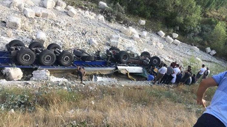 TIR kontrolden çıktı yol kenarındaki aileye çarptı: 3 ölü 3 yaralı