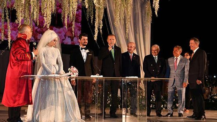 Cumhurbaşkanı Erdoğan Bakan Zeybekcinin kızının nikah şahidi oldu