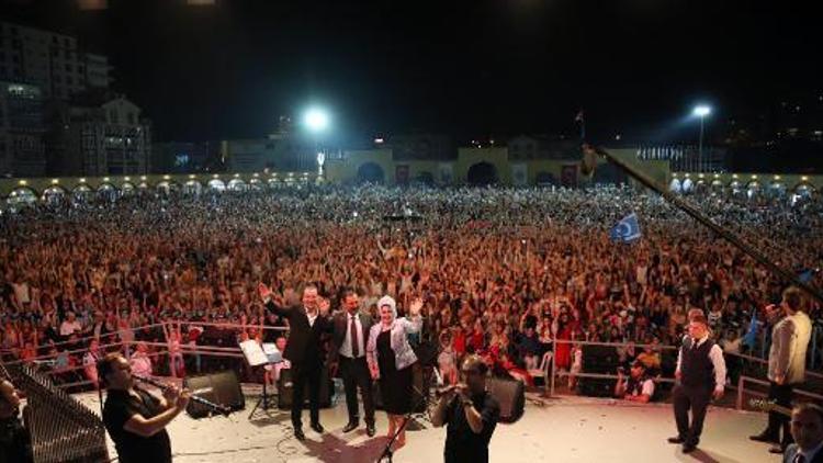 Festivalde Ferhat Göçere 100 bin kişi eşlik etti
