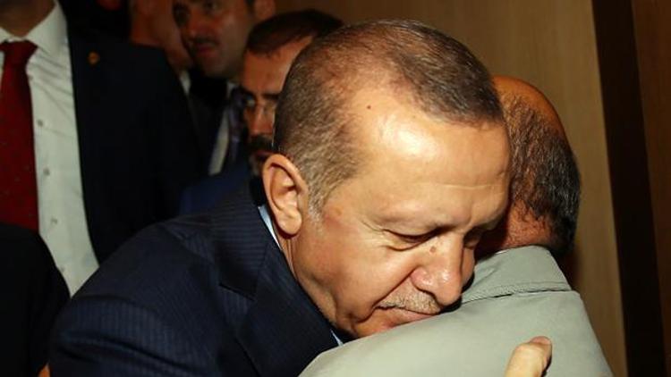 Erdoğan karşısında görünce gözleri doldu... Böyle sarıldı