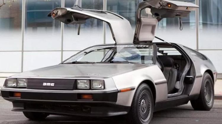 DeLorean uçan arabalarıyla geliyor