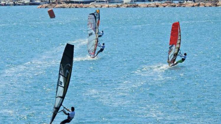 Alaçatı rüzgarında Türkiye şampiyonası için yarıştılar