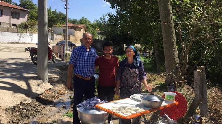 Yöresel ürün satış noktalarında aile bütçelerine katkıda bulunuyorlar