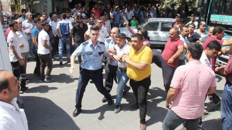 Yol verme kavgasında linç girişimini polis havaya ateş açarak önledi