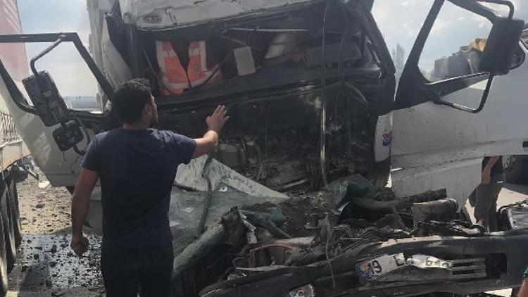 Önündeki TIRa çarpan kamyonun şoförü öldü