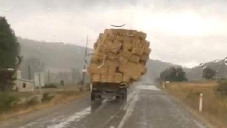 Kastamonuda saman yüklü traktör devrildi