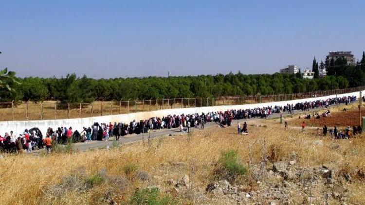 Suriyelilerin sınır kapısında bayram geçişi kuyruğu