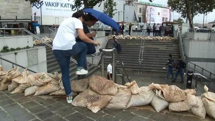 Eminönü’nde alt geçitlerde kum torbalı önlem