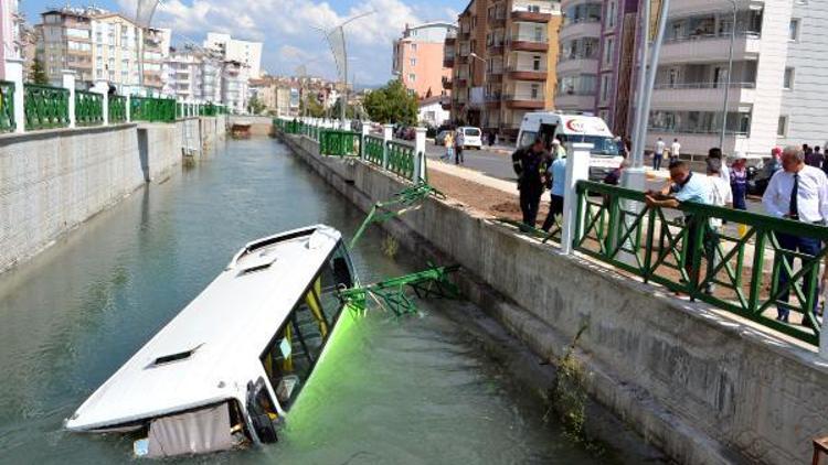 Otomobille çarpışan halk otobüsü kanala uçtu: 5 yaralı