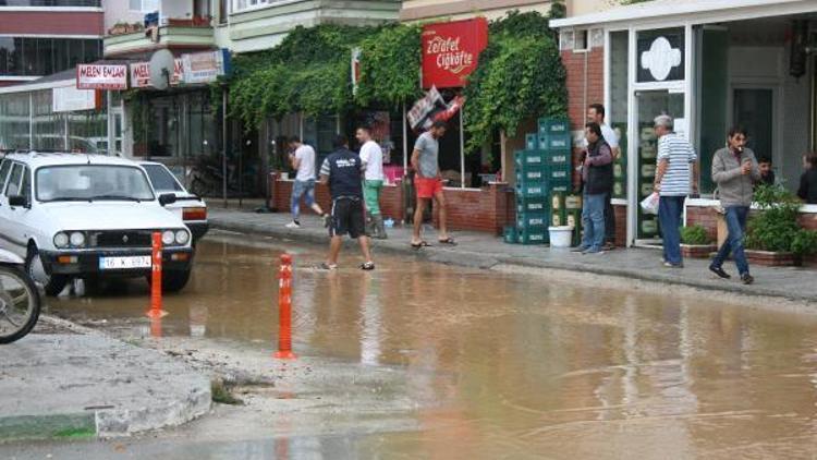 Karacabey’de sağanak yağmur su baskınlarına neden oldu (2)