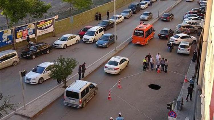 Erzurum’un en işlek caddesinde asfalt çöktü