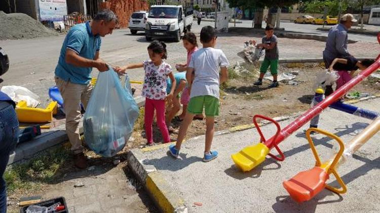 Başkan çocuklarla çöp topladı