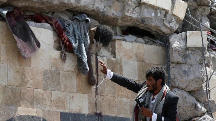 Son dakika: Yemenin başkenti Sanada bir otele bombardıman.. En az 35 ölü