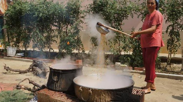 Sarıgölde karpuzun pekmezini yaptı