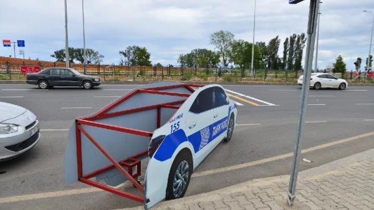 Kazaları önlemek için Maket polis araçları yerleştirildi