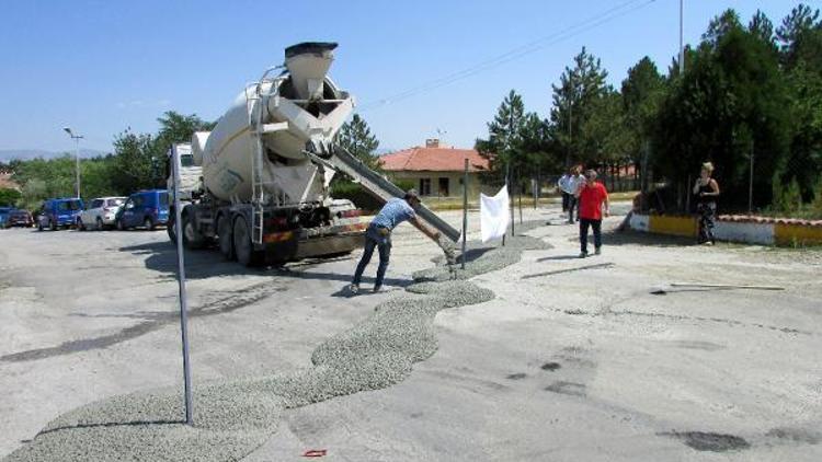 Belediye istediği parayı vermeyince yola beton döküp kapattı