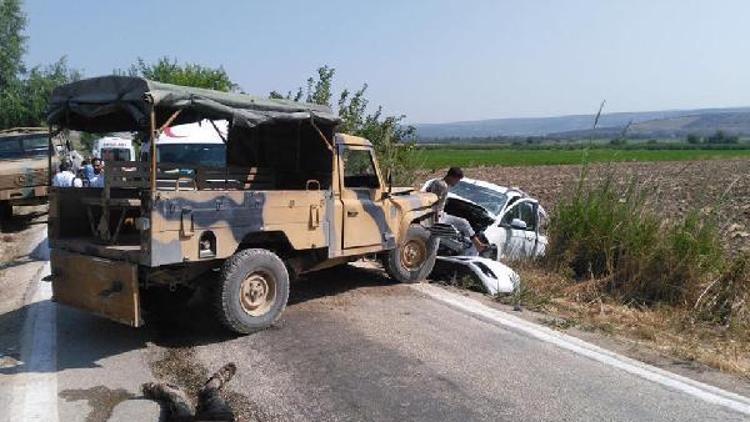 Kaçak göçmenleri taşıyan araç askeri araçla çarpıştı: 6 yaralı