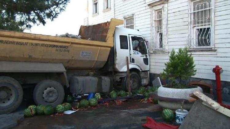 Beykozda hafriyat kamyonu kaza yaptı (1)