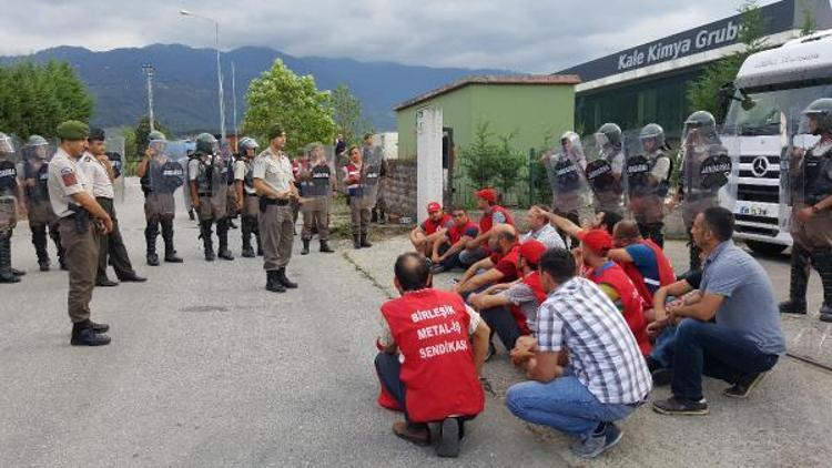 Düzcede grev yapan işçilere gözaltı