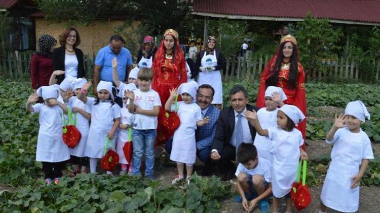 Çubuk Belediye Başkanı, kadın ve çocuklarla turşu kurdu