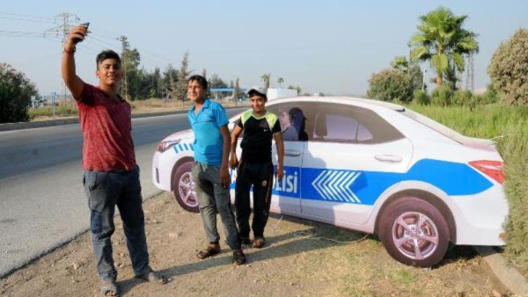 Maket trafik aracıyla selfie