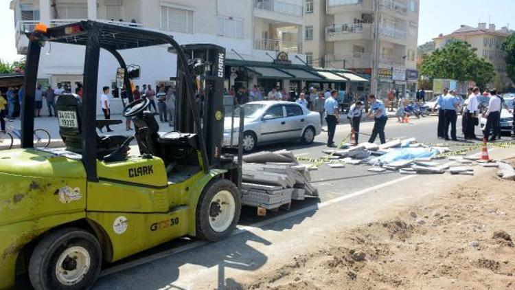 Emekli maaşını çekti, forkliftten düşen taşların altında öldü