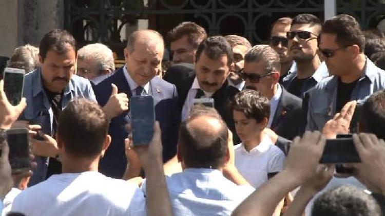 Erdoğan, Cuma namazını torunuyla kıldı