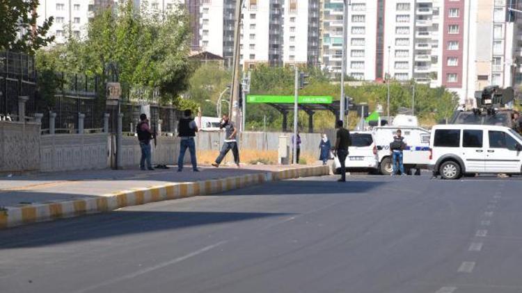 Kafasına dayadığı silahla iknaya gelen annesini kovaladı