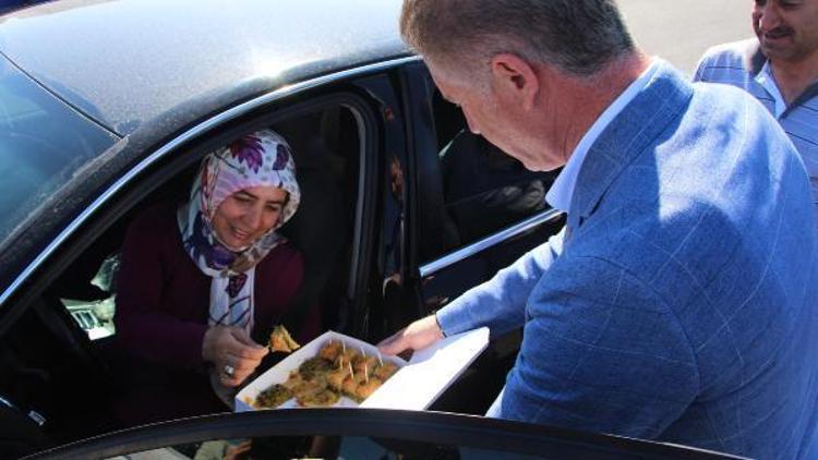 Sivasta validen sürücülere baklava ikramlı hız uyarısı