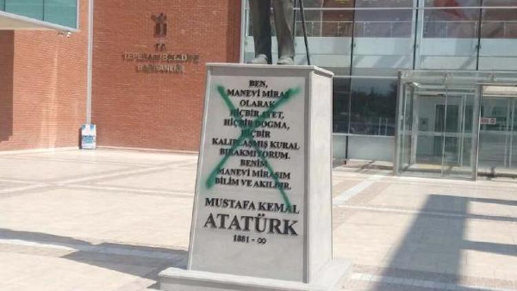 Atatürk heykeli kaidesinndeki yazıya sprey boyalı saldırı