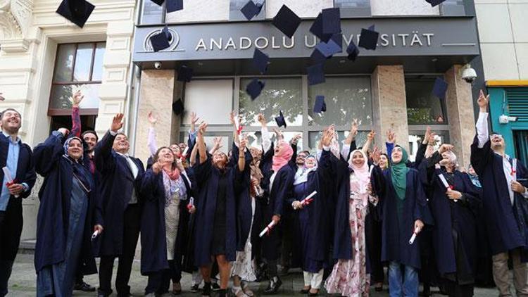 Anadolu Üniversitesi mezunları cüppe giyip kep attı