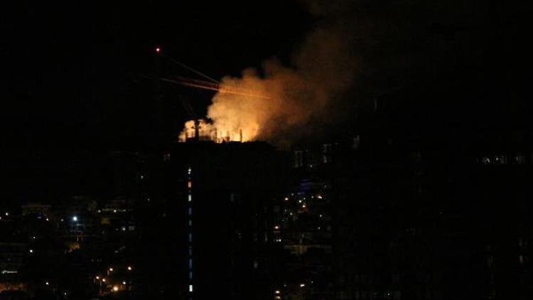 33 Katlı binanın çatısı alev alev yandı