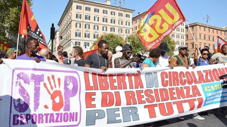 İtalyan polisine mülteci protestosu