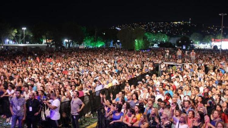 Selami Şahin, İzmir Fuarında konser verdi