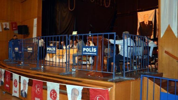 MHP kongresinde oylar bariyerler arkasında sayıldı