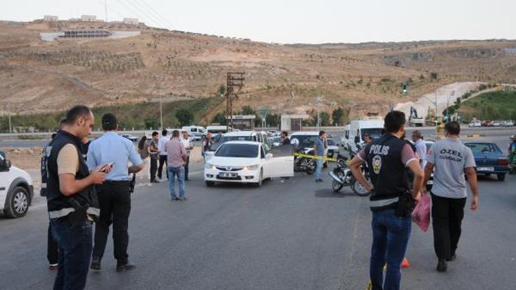 Polisin dur ihtarında bulunduğu otomobilden ateş açıldı: 1i polis 2 yaralı