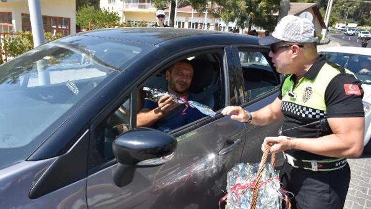 Kaymakam ve polis müdüründen sürücülere Çikolata molası