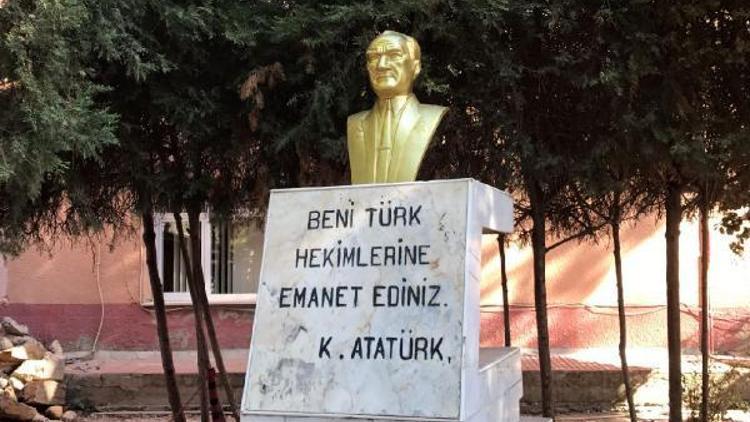 Sopalı saldırıda kırılan Atatürk büstü yenilendi