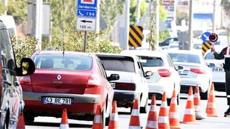 Kurban Bayramı tatilinin başlamasından bu yana Bodruma giriş yapan araç sayısı 300 bine yaklaştı