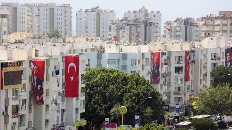 Cadde, bayrak ve Atatürk posterleri ile donatıldı