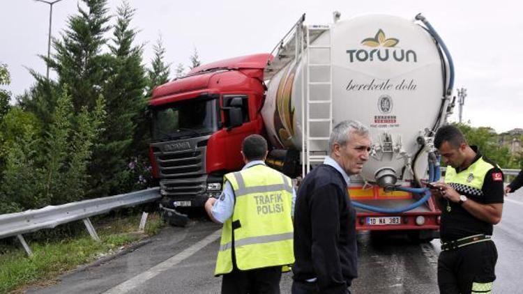 Un yüklü TIR bariyerlere çarptı, sürücü yaralandı