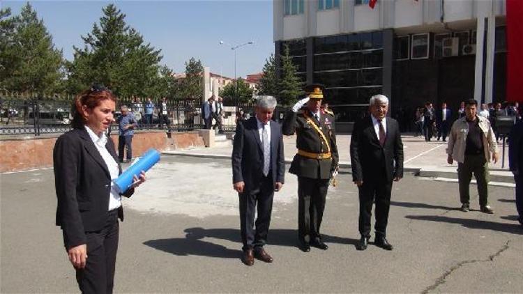 Kutlamalara katılım az olunca Vali sordu: Halk nerede