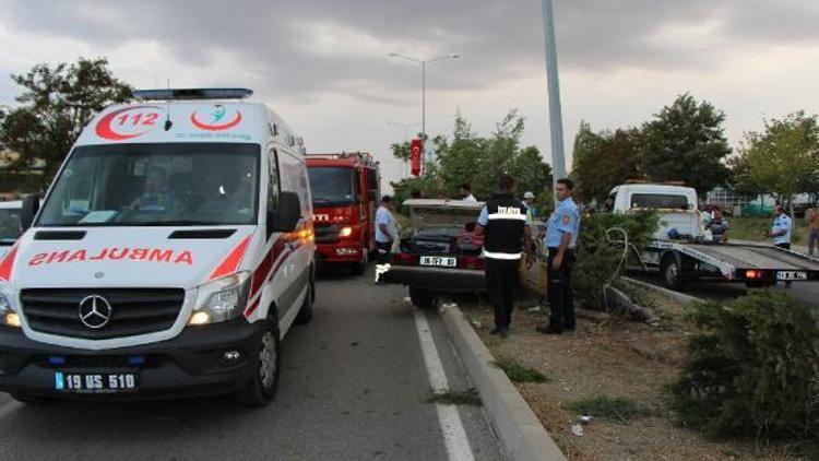 Otomobil aydınlatma direğine çarptı: 1 ölü, 4 yaralı