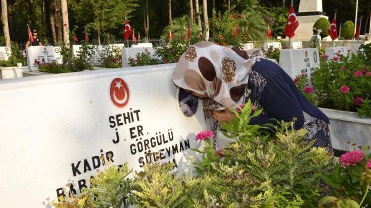 Bayram arifesinde şehitlere ziyaret