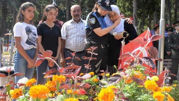 Teselli etmek için şehit annesine sarıldı, dayanamayıp dakikalarca ağladı