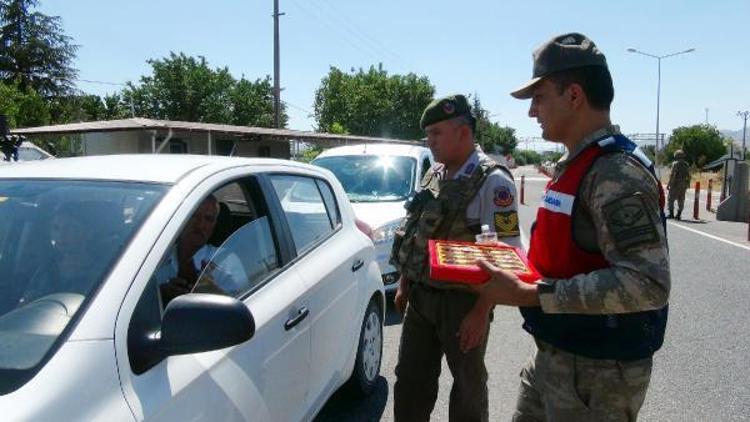 Jandarmanın çikolatalı yol uygulamasında 3 terör şüphelisi yakalandı