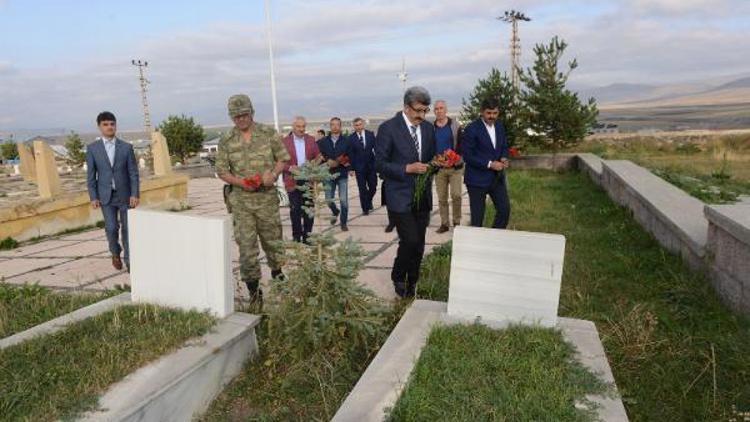 Bayramda şehit mezarlarına karanfil bırakıldı